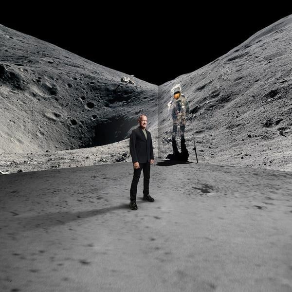 Tom Hanks dans l'exposition - Cratère lunaire immersif