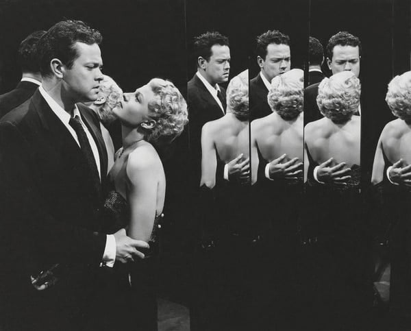 Orson Welles dirigeant Rita Hayworth sur le tournage de La Dame de Shanghai