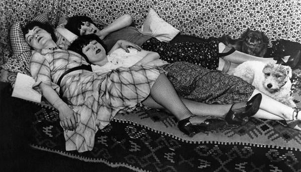 Gyula Halász, dit Brassaï - Kiki et ses amies Thérèse Treize de Caro et Lily