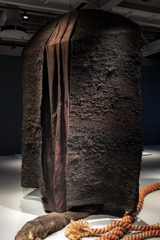 Magdalena Abakanowicz - Vêtement noir et Corde