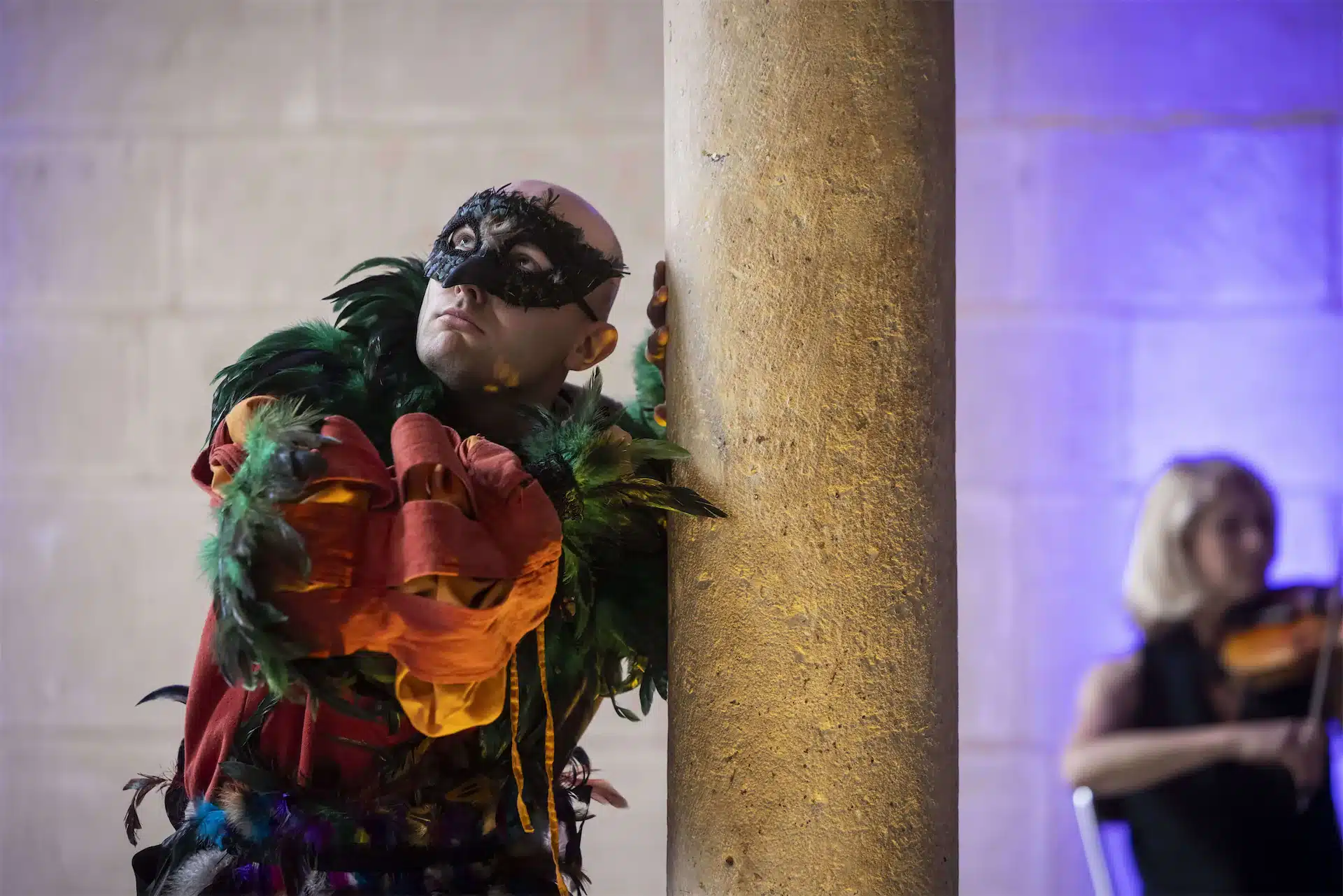 Chorégraphie baroque avec comédiens masqués et violoniste