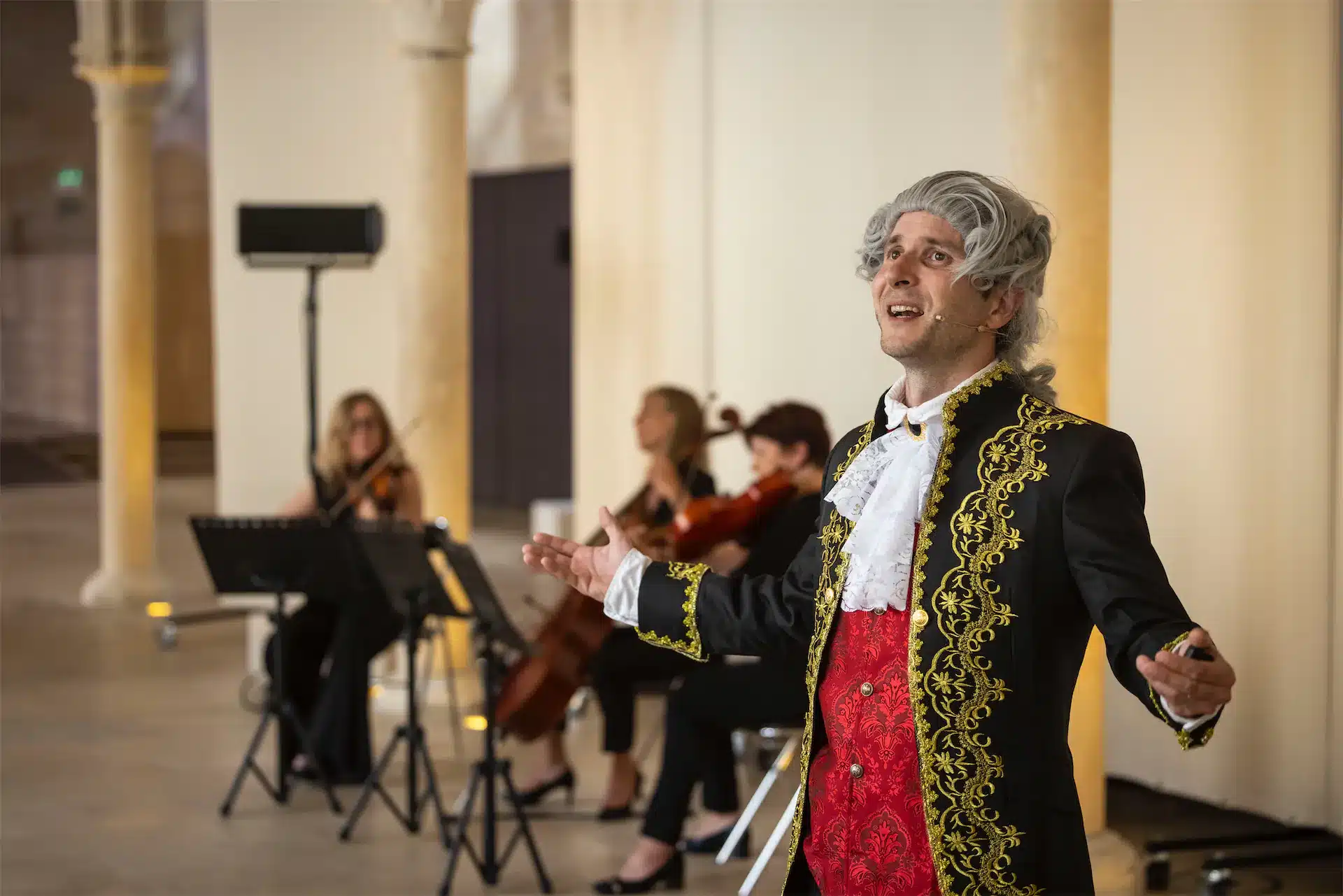 Comédien incarnant Mozart avec perruque blanche et costume d'époque