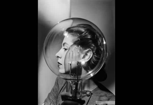 Lee Miller – Modèle avec une ampoule (Model with Lightbulb)