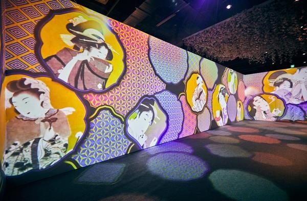 Projections immersives de bijin-ga et motifs géométriques traditionnels – exposition Passion Japon, La Villette