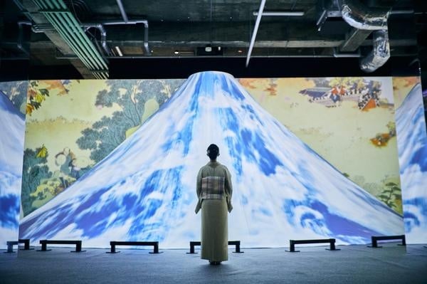 Visiteuse en kimono face à la projection monumentale du mont Fuji d'Hokusai – exposition Passion Japon, La Villette