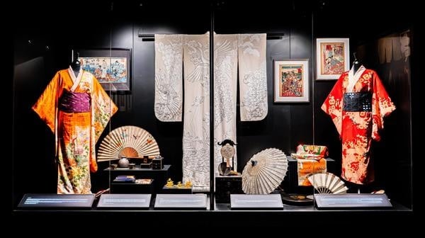 Vitrine de kimonos, éventails, ombrelle et estampes ukiyo-e – exposition Passion Japon, La Villette