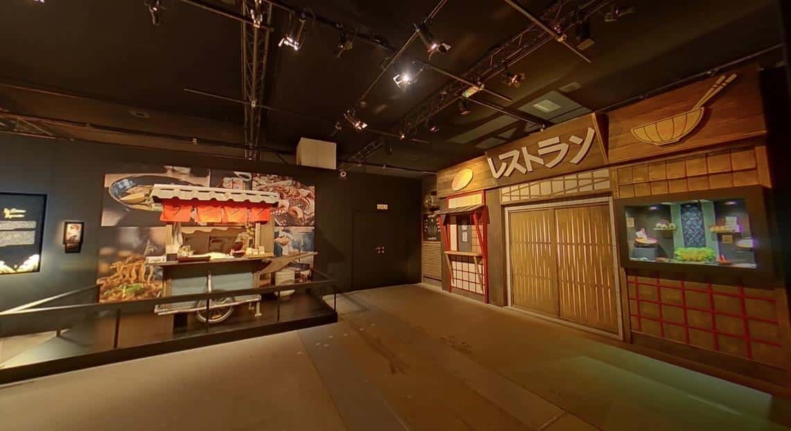 Façade de restaurant japonais et chariot de street food reconstitués – exposition Passion Japon, La Villette
