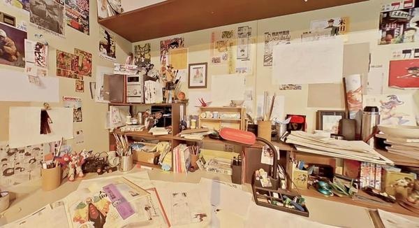 Bureau de mangaka reconstitué avec planches, crayons et figurines – exposition Passion Japon, La Villette