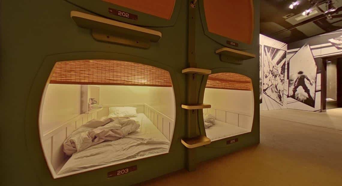 Capsule hotel reconstituée et planches de manga géantes – exposition Passion Japon, La Villette