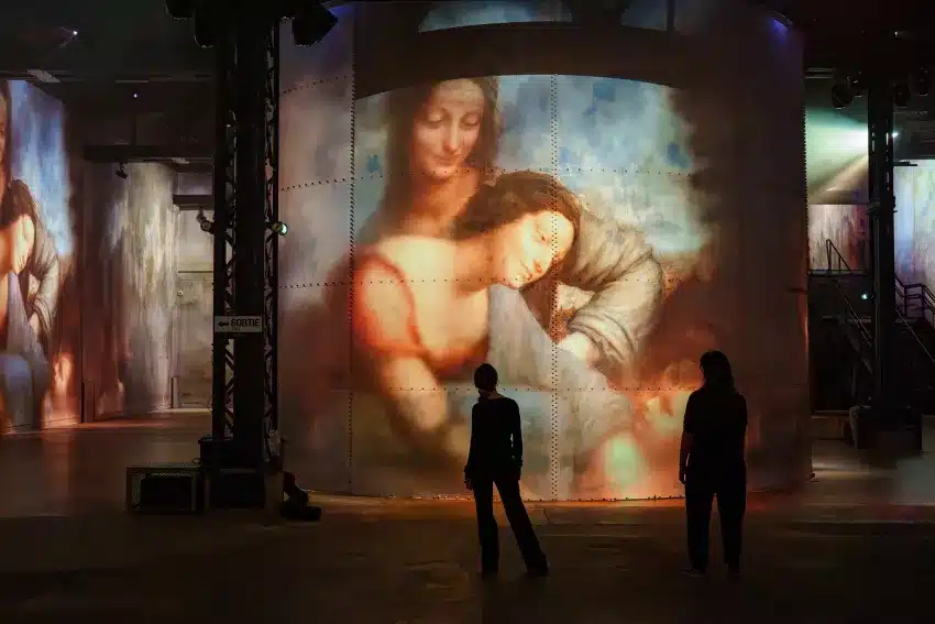 Projection de La Vierge, l'Enfant Jésus et sainte Anne de Léonard de Vinci – exposition Renaissance à l'Atelier des Lumières
