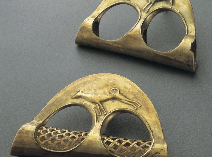 Haches fenestrées à décor animalier – Byblos, temple aux Obélisques