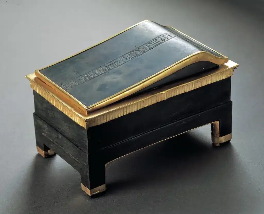 Coffret en obsidienne sertie d'or au nom du pharaon Amenemhat IV