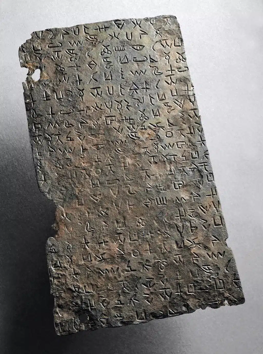 Plaque avec inscription gravée en écriture pseudo-hiéroglyphique – Byblos