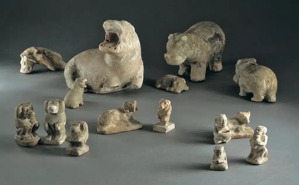 Ensemble de figurines en faïence – Byblos, temple aux Obélisques