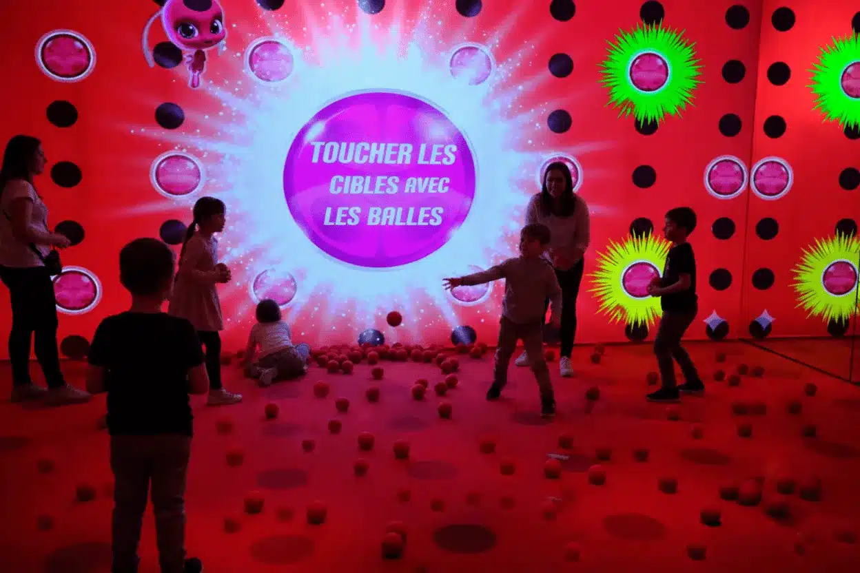Miraculous Experience au MOIR – Salle de réflexion rapide avec panneaux hexagonaux lumineux