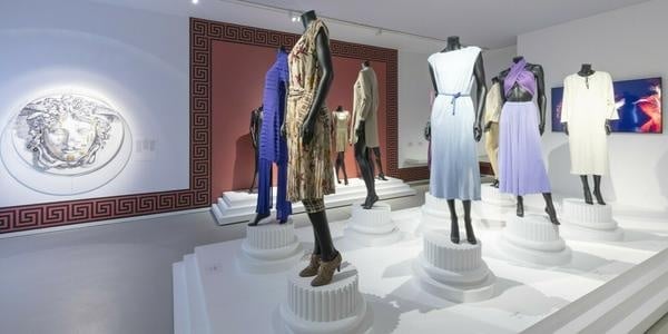 Gianni Versace – Section Magna Graecia, drapés sculpturaux inspirés de l'Antiquité