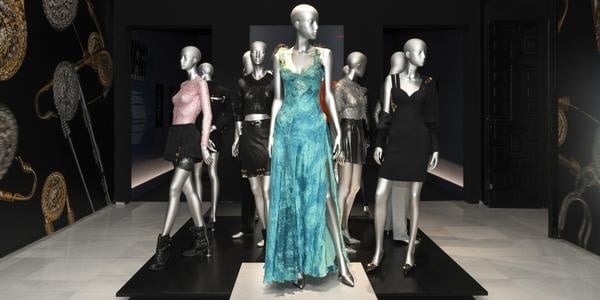 Gianni Versace – Section Punk, silhouettes à épingles de sûreté et dentelle