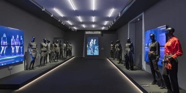 Gianni Versace – Robe bondage, collection Miss S&M