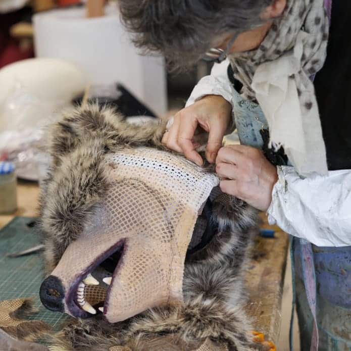 Pose d’une armature sur une tête d’animal en atelier de décoration