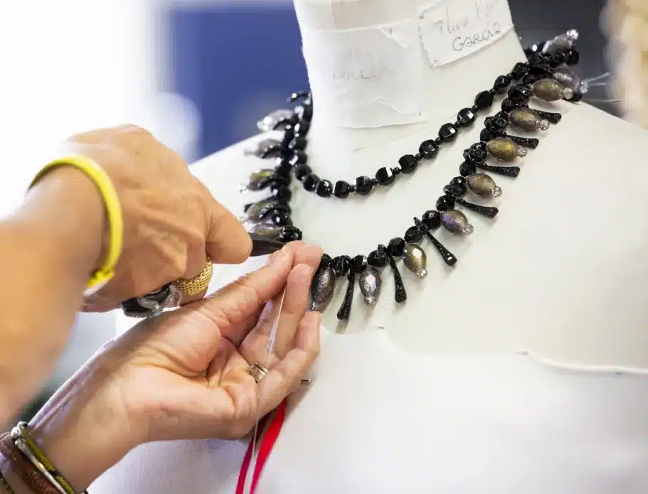 Montage d’un bijou de scène sur un costume