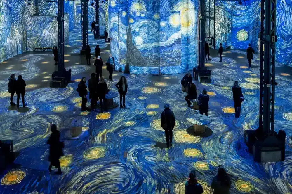 La Nuit étoilée de Van Gogh projetée à 360 degrés à l’Atelier des Lumières