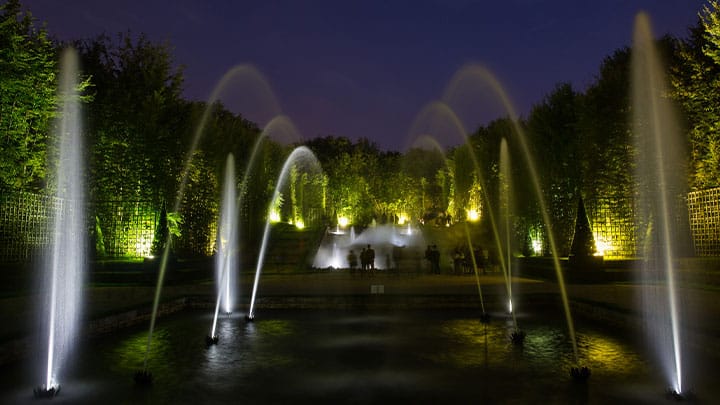 Bosquet mis en eau et en lumière lors des Grandes Eaux Nocturnes à Versailles