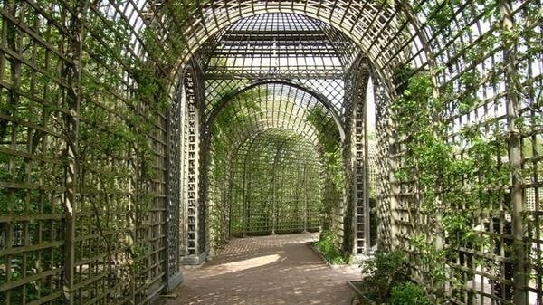 Galerie de treillage dans les bosquets du Château de Versailles
