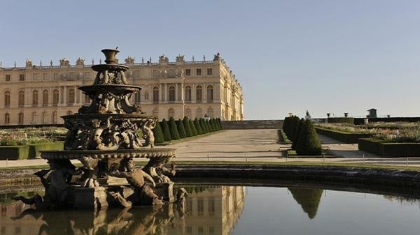 Bassin des jardins du Château de Versailles et perspective sur le Château