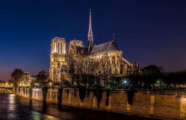 Notre-Dame de Paris illuminée depuis les quais de la Seine