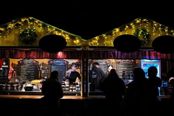 Chalets de restauration éclairés le long du parcours nocturne