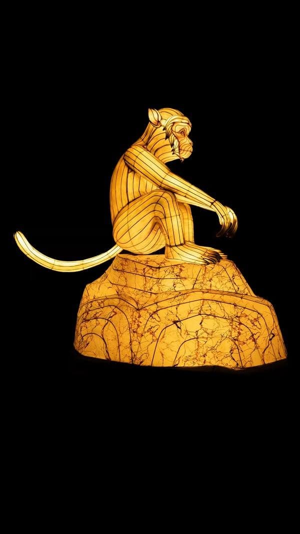 Lanterne monumentale en forme de singe assis sur un rocher