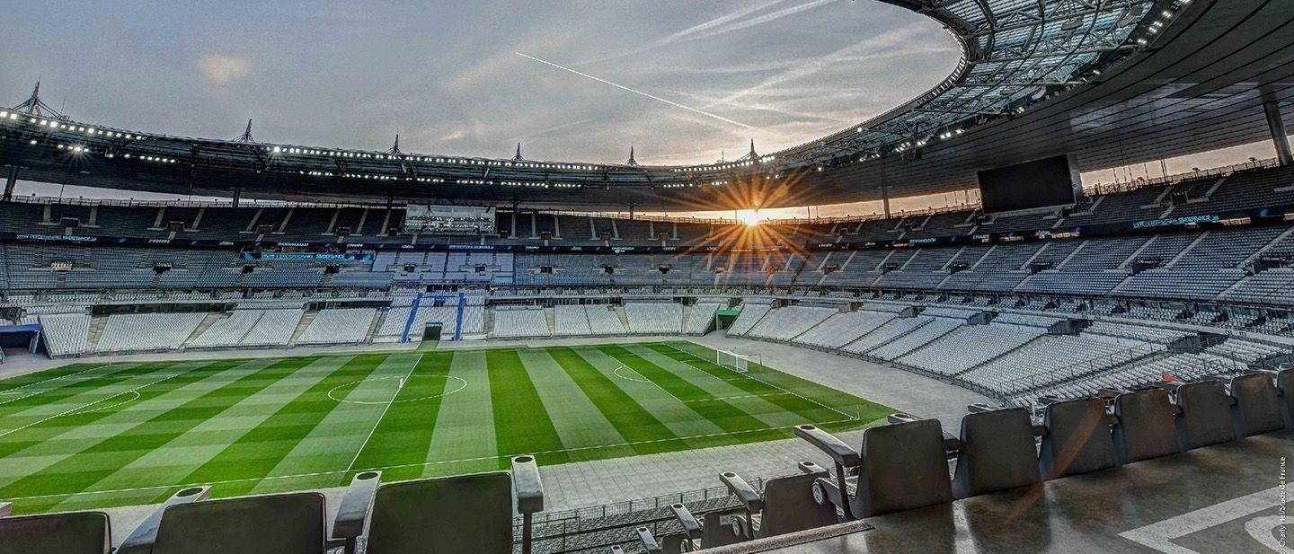 Coucher de soleil sur la pelouse et les tribunes vides, vu depuis les gradins