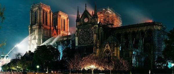 Flanc sud de Notre-Dame de Paris pendant l’incendie d’avril 2019, lances des pompiers en action