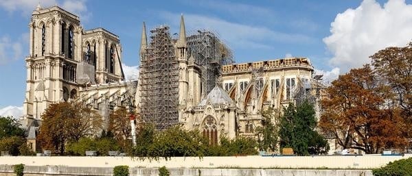 Notre-Dame de Paris en chantier après l’incendie, échafaudages et cintres sous les arcs-boutants du chœur