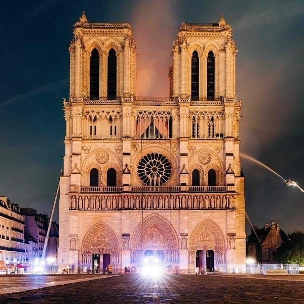 Façade occidentale de Notre-Dame de Paris pendant l’incendie d’avril 2019