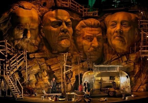 Enrico Nawrath – Stefan Vinke et Andreas Conrad dans l’acte I de Siegfried mis en scène par Frank Castorf au Festival de Bayreuth