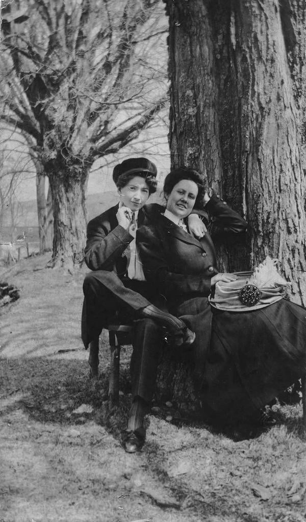 Couple de femmes près d’un arbre, vers 1910
