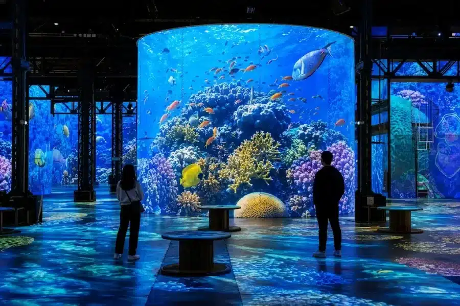Planète Océan – récif corallien projeté dans la halle de l’Atelier des Lumières